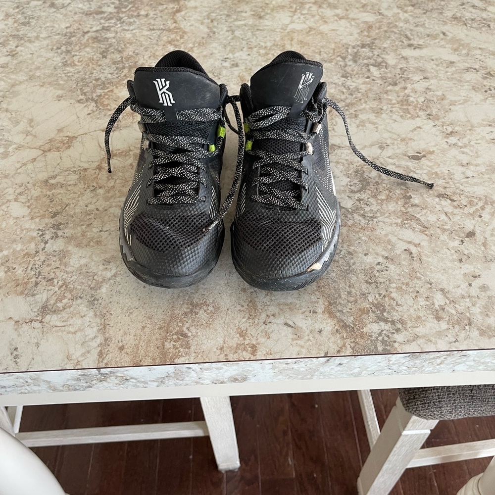Nike Kyrie Irving Sneakers size 5.5
